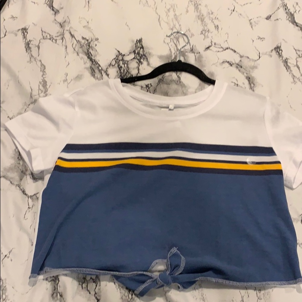 Shirt with knot in the front